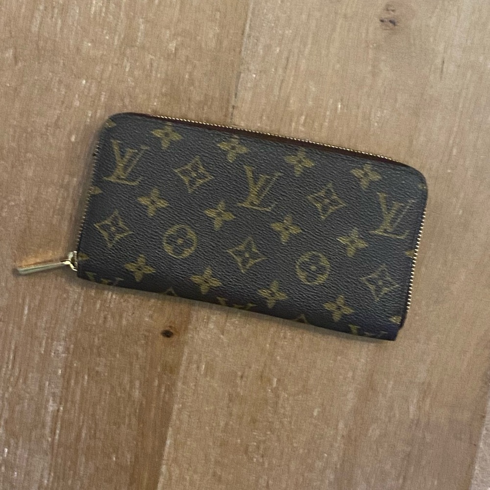 LOUIS VUITTON Zippy Wallet Monogram Canvas.